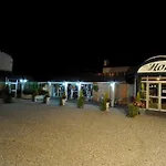 Hotel Logis - Le Pont Bernet - 2 Etoiles Et Restaurant Le Pian-Médoc