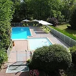 Logis - Le Pont Bernet - 2 Etoiles Et Restaurant 3*