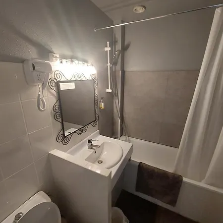 Logis - Le Pont Bernet - 2 Etoiles Et Restaurant 3* Le Pian-Médoc