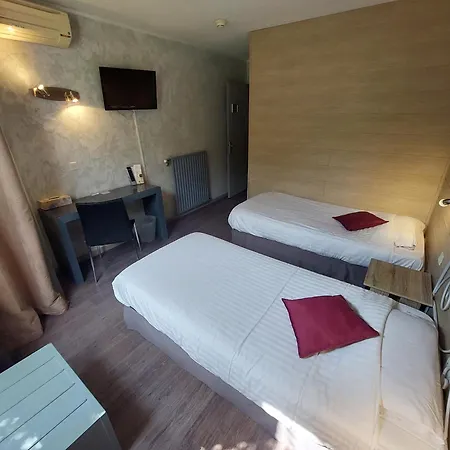 Logis - Le Pont Bernet - 2 Etoiles Et Restaurant