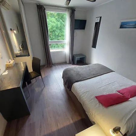 فندق Logis - Le Pont Bernet - 2 Etoiles Et Restaurant 3*