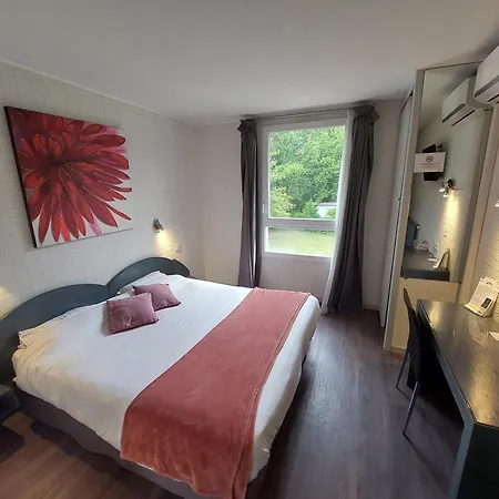 Logis - Le Pont Bernet - 2 Etoiles Et Restaurant Le Pian-Médoc