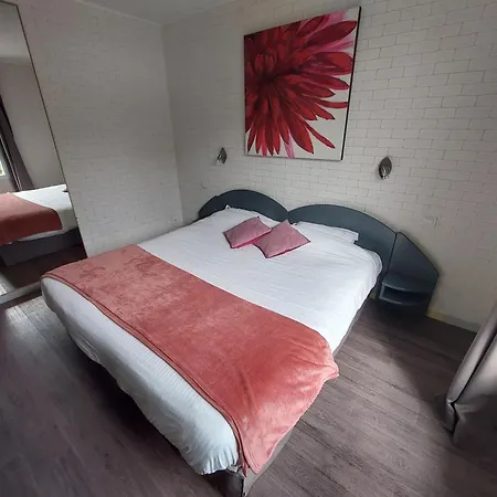 Logis - Le Pont Bernet - 2 Etoiles Et Restaurant 3* Le Pian-Médoc