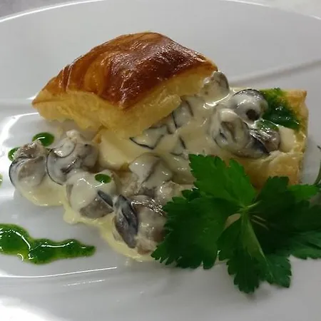 Logis - Le Pont Bernet - 2 Etoiles Et Restaurant Hotel 3*