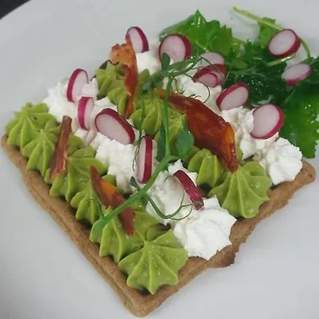 Logis - Le Pont Bernet - 2 Etoiles Et Restaurant 3* Le Pian-Médoc