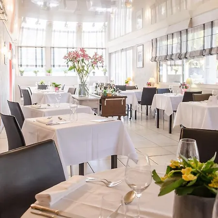Logis - Le Pont Bernet - 2 Etoiles Et Restaurant 3*