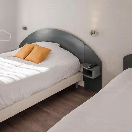 Logis - Le Pont Bernet - 2 Etoiles Et Restaurant فندق Le Pian-Médoc