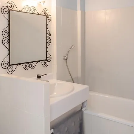 Logis - Le Pont Bernet - 2 Etoiles Et Restaurant 3* Le Pian-Médoc