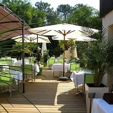 Logis - Le Pont Bernet - 2 Etoiles Et Restaurant 3*