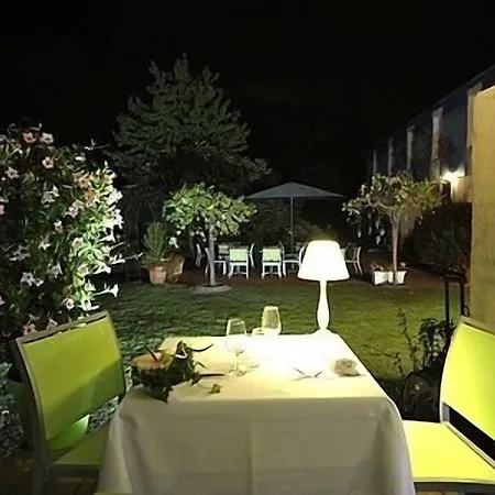 Logis - Le Pont Bernet - 2 Etoiles Et Restaurant Szálloda 3*