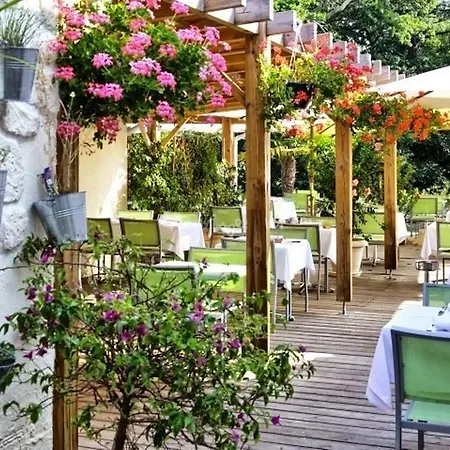 فندق Logis - Le Pont Bernet - 2 Etoiles Et Restaurant Le Pian-Médoc