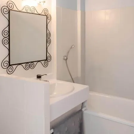 Logis - Le Pont Bernet - 2 Etoiles Et Restaurant فندق 3*