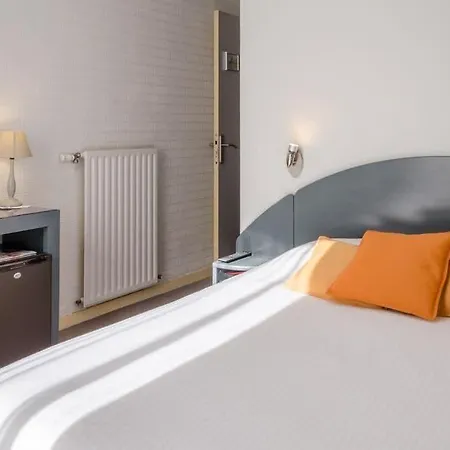 Logis - Le Pont Bernet - 2 Etoiles Et Restaurant 3*