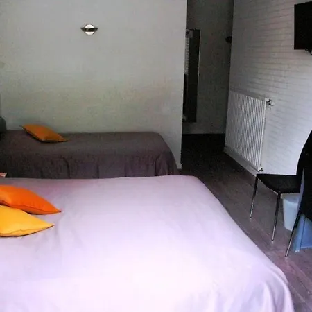 Logis - Le Pont Bernet - 2 Etoiles Et Restaurant فندق Le Pian-Médoc