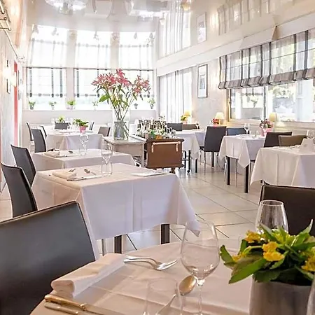 Logis - Le Pont Bernet - 2 étoiles Et Restaurant 3* Le Pian-Médoc