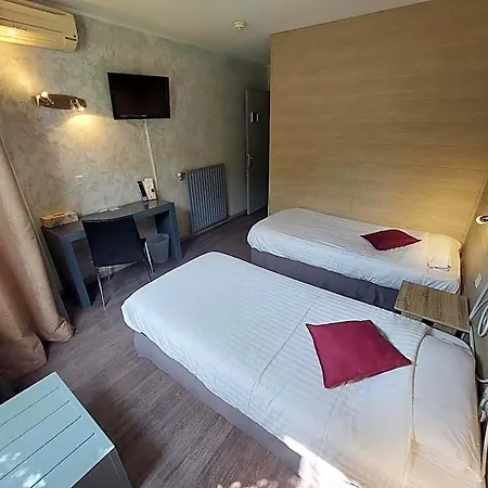 Logis - Le Pont Bernet - 2 étoiles Et Restaurant 3*