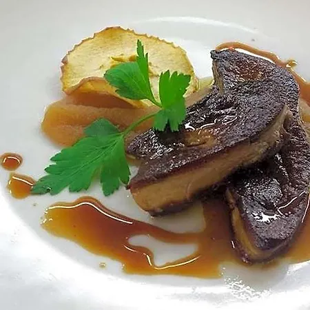 Hotell Logis - Le Pont Bernet - 2 Etoiles Et Restaurant 3*