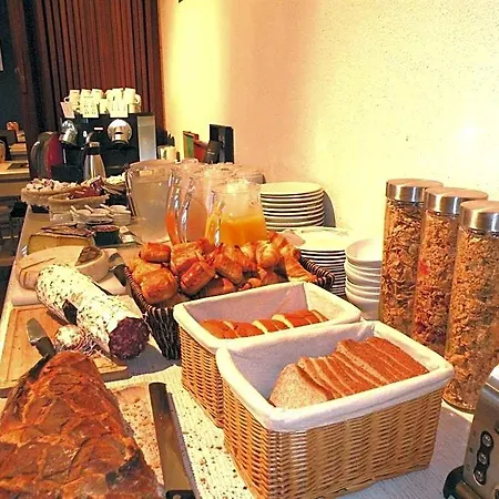 Logis - Le Pont Bernet - 2 étoiles Et Restaurant 3*