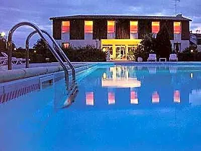 Logis - Le Pont Bernet - 2 Etoiles Et Restaurant 3*