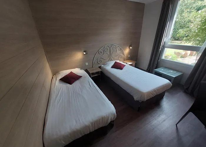 Logis - Le Pont Bernet - 2 Etoiles Et Restaurant فندق Le Pian-Médoc