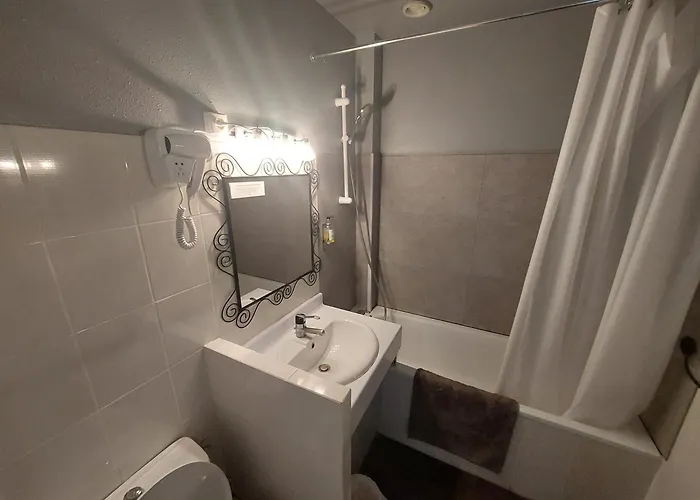 Logis - Le Pont Bernet - 2 Etoiles Et Restaurant 3* Le Pian-Médoc