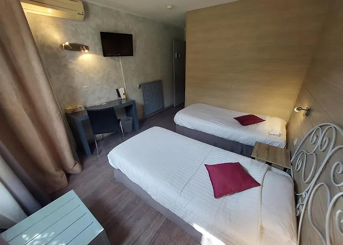 Logis - Le Pont Bernet - 2 Etoiles Et Restaurant