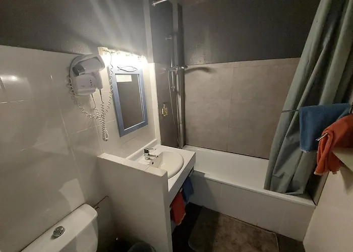 Logis - Le Pont Bernet - 2 Etoiles Et Restaurant فندق 3*