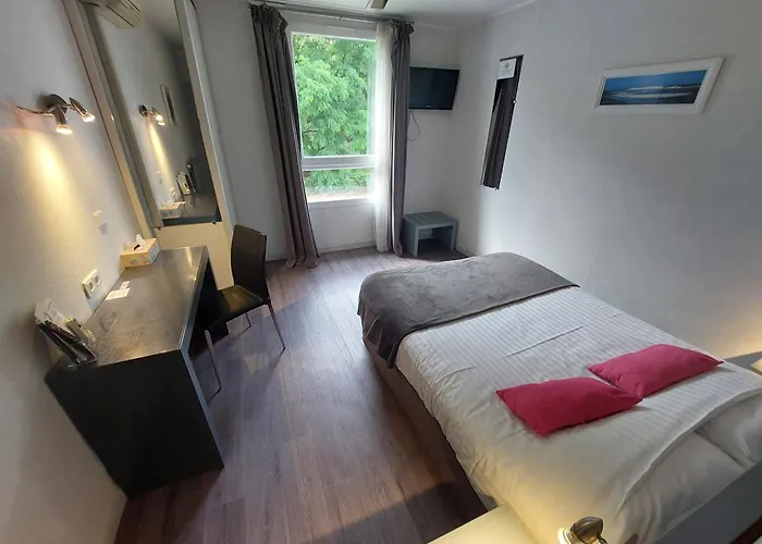 فندق Logis - Le Pont Bernet - 2 Etoiles Et Restaurant 3*