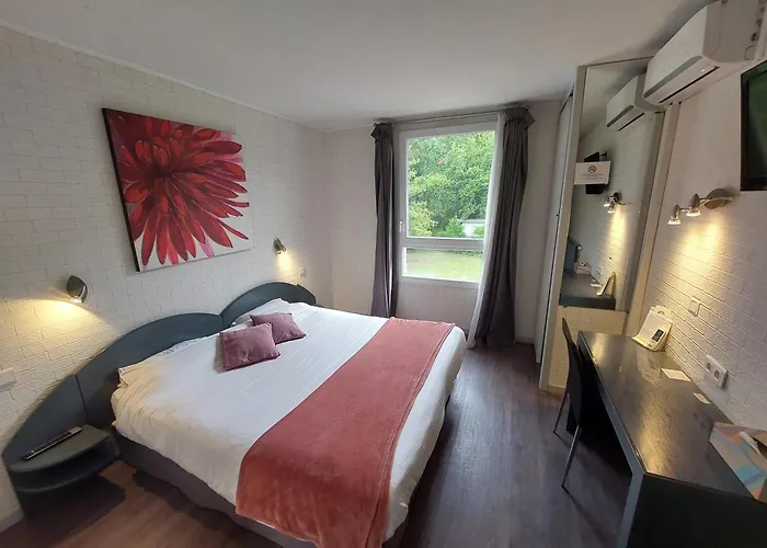 Logis - Le Pont Bernet - 2 Etoiles Et Restaurant Le Pian-Médoc