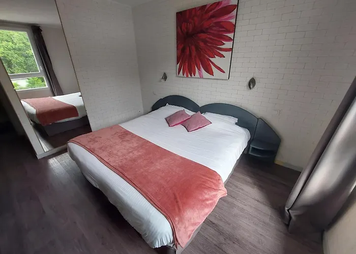 Logis - Le Pont Bernet - 2 Etoiles Et Restaurant 3* Le Pian-Médoc