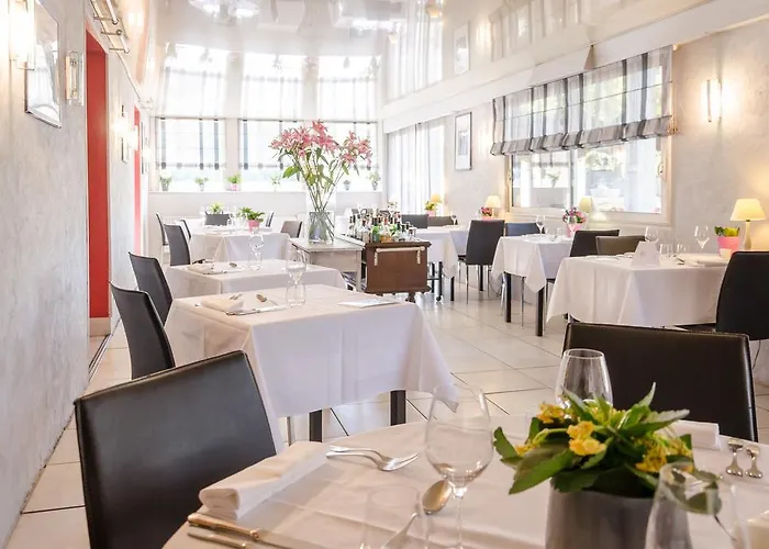 Logis - Le Pont Bernet - 2 Etoiles Et Restaurant 3*