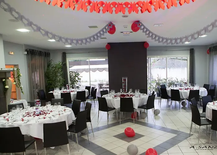 Hotell Logis - Le Pont Bernet - 2 Etoiles Et Restaurant