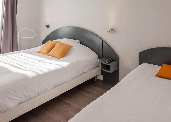 Logis - Le Pont Bernet - 2 Etoiles Et Restaurant Hotell Le Pian-Médoc