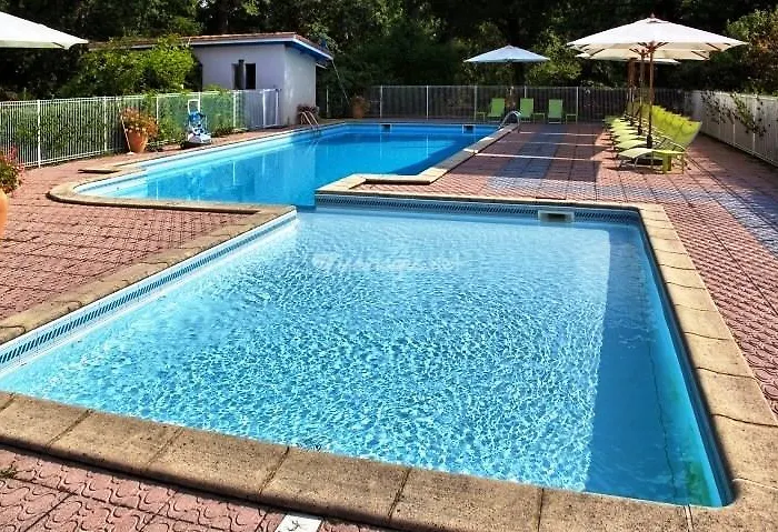 Logis - Le Pont Bernet - 2 Etoiles Et Restaurant 3* Le Pian-Médoc