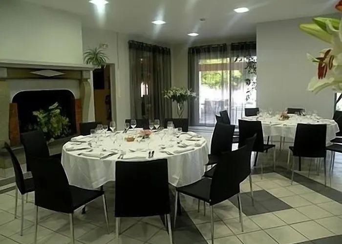 Logis - Le Pont Bernet - 2 Etoiles Et Restaurant فندق Le Pian-Médoc