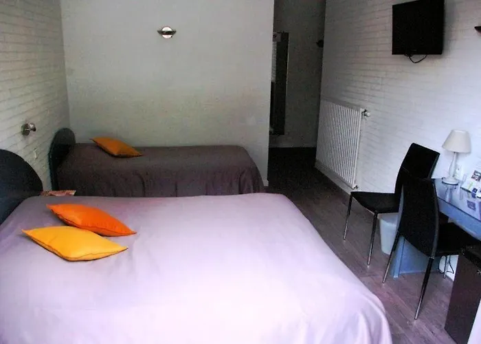 Logis - Le Pont Bernet - 2 Etoiles Et Restaurant فندق Le Pian-Médoc